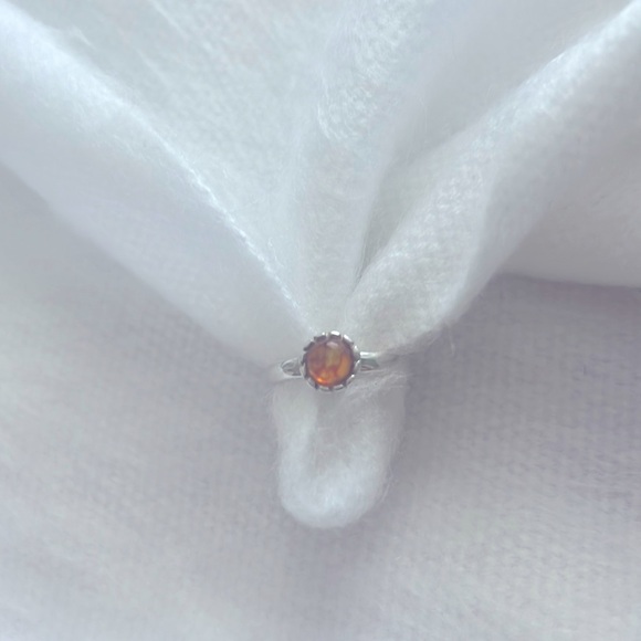 Stunning Sterling Silver ring with an Amber Stone. Size 7. - Picture 2 of 12